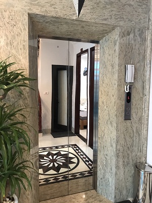 cửa tầng bao che bản hẹp gương inox